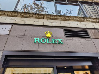 Seattle, WA / USA - Kasım 2019: Gündüz vakti şehir merkezindeki bir Rolex saat dükkanının önündeki ışıklı levhanın sokak manzarası.