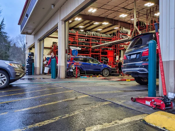 Seattle, WA / USA - Ocak 2020: İndirim lastiği dükkanında çalışan teknisyenler.