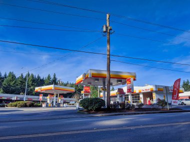 Kirkland, WA / USA - Ocak 2020: Pasifik 'in kuzeybatısında güneşli bir günde bir Shell benzin pompalama istasyonunun sokak manzarası