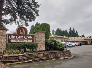Kirkland, WA / USA - Mart 2020: Kirkland binasındaki Yaşam Bakım Merkezi, Kirkland 'daki koronavirüs salgınının başlangıç noktası.