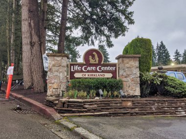 Kirkland, WA / USA - Mart 2020: Kirkland binasındaki Yaşam Bakım Merkezi, Kirkland 'daki koronavirüs salgınının başlangıç noktası.