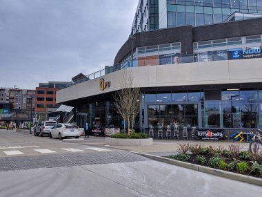 Kirkland, WA / USA - Mart 2020: Şehir merkezindeki Kirkland Şehir Meydanı 'ndaki QFC marketinin sokak manzarası.