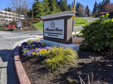 Kirkland, WA / USA - Mart 2020 dolaylarında Madison House Destekli Yaşam Topluluğu 'nun önündeki sokak manzarası, arazide COVID-19 Coronavirus vakası rapor ettikten kısa bir süre sonra.