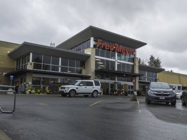 Kirkland, WA / USA - Nisan 2020: COVID-19 karantina emri sırasında Fred Meyer 'in bakkal manzarası.