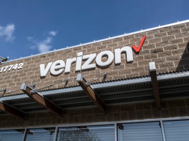 Woodinville, WA / USA - Nisan 2020: Parlak, güneşli bir günde Verizon Kablosuz Mağazasının düşük açılı görünümü.