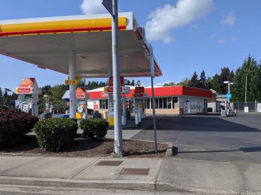Woodinville, WA / USA - Nisan 2020: Kuzeybatı Pasifik 'te güneşli bir günde bir Shell benzin pompalama istasyonunun sokak manzarası