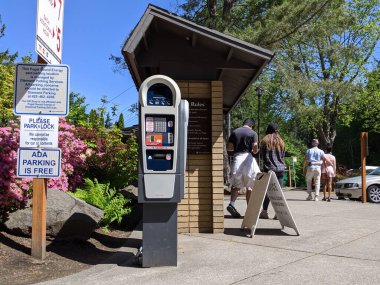Snoqualmie, WA / USA - Mayıs 2020: Güneşli bir günde Snoqualmie Şelaleleri Parkı 'ndaki bir parka ödeme makinesinin görüntüsü.