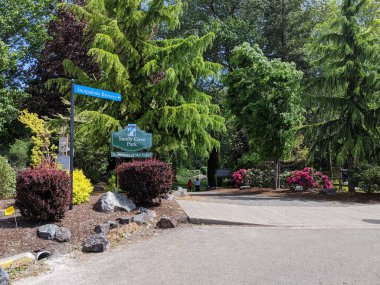 Snoqualmie, WA / USA - Mayıs 2020: Snoqualmie Nehri 'nin yanındaki Sandy Cove Park' ın girişi.