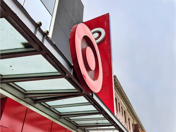 Seattle, WA / USA - Kasım 2019: Washington Eyalet Kongre Merkezi yakınlarındaki Seattle şehir merkezindeki Target kiralama mağazasının dış görünümü.