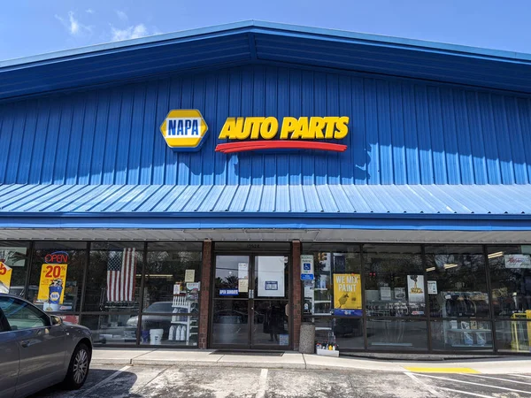 Woodinville, WA / USA - Nisan 2020: Güneşli bir günde bir NAPA Oto Yedek parça mağazasının sokak manzarası.