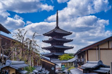 Kiyomizu-dera Tapınağı Kiraz Çiçeği mevsiminde ilkbaharın sonlarında Japonya 'nın Kyoto kentinde