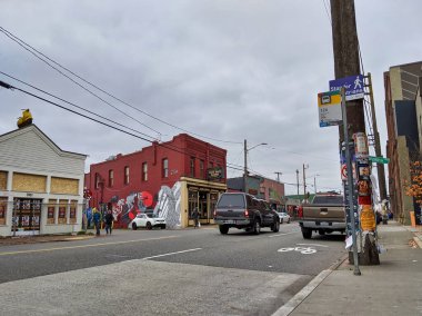 Seattle, WA / USA - Kasım 2019: Tarihi, endüstriyel Georgetown 'dan geçen insanların sokak manzarası.