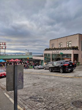 Seattle, WA / USA - Kasım 2019: Şehir merkezindeki Pike Place pazarında deniz ürünleri, çiçekler, vb. Bulutlu bir günde.