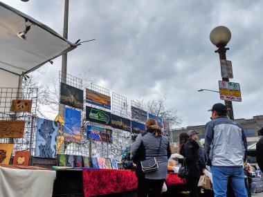 Seattle, WA / USA - Kasım 2019: Şehir merkezindeki Pike Place pazarında deniz ürünleri, çiçekler, yiyecek, giyecek ve mücevher alışverişi yapan bir kalabalık. Bulutlu bir günde..