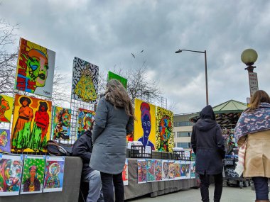 Seattle, WA / USA - Kasım 2019: Şehir merkezindeki Pike Place pazarında deniz ürünleri, çiçekler, yiyecek, giyecek ve mücevher alışverişi yapan bir kalabalık. Bulutlu bir günde..