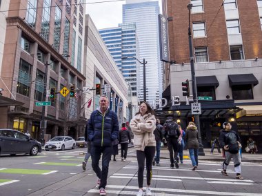 Seattle, WA / USA - Kasım 2019: İnsanlar hafta sonları Seattle şehir merkezinde işlek bir kavşakta karşıdan karşıya geçiyorlar.