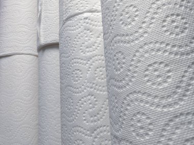 Depodaki bir yığın desenli beyaz kağıt havlunun düşük açılı görüntüsü