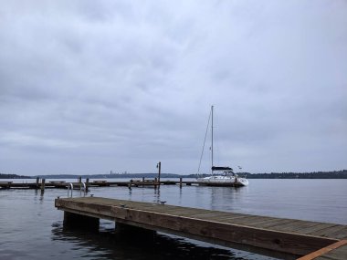 Yalnız gemi bulutlu bir günde Washington Gölü 'ne yanaştı.