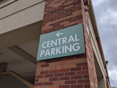 Otoparkın dışındaki tuğladan bir duvarda geniş bir 