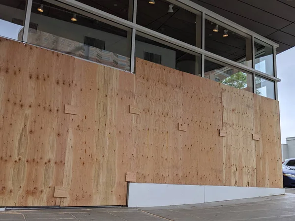 Covid-19 'un ortasındaki protestolar ve ayaklanmalar sırasında şehir merkezindeki bir binanın pencere ve kapılarını tahta döşemişler.