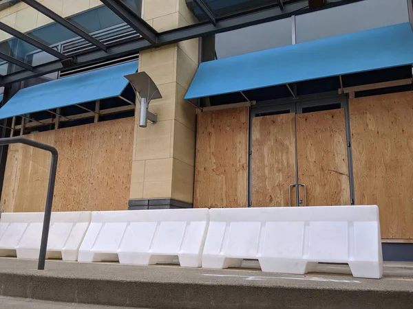 Covid-19 'un ortasındaki protestolar ve ayaklanmalar sırasında şehir merkezindeki bir binanın pencere ve kapılarını tahta döşemişler.