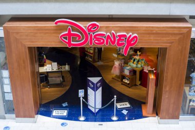 Bellevue, WA USA - Mart 2021: Disney mağazasının girişini Disney mağazalarının kapandığını duyurduktan kısa bir süre sonra görmek