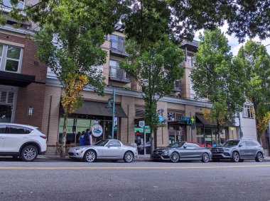 Kirkland, WA USA - Eylül 2020: Covid 19 sırasında Kirkland şehir merkezinde yürüyen, alışveriş yapan ve yemek yiyen insanların sokak görüntüsü.