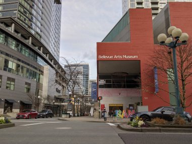 Bellevue, WA / USA - Mart 2021: İnsanlar Bellevue Sanat Müzesi 'ne doğru yol alıyorlar.