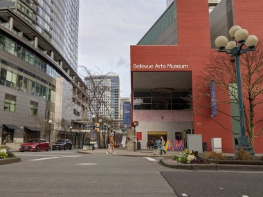 Bellevue, WA / USA - Mart 2021: İnsanlar Bellevue Sanat Müzesi 'ne doğru yol alıyorlar.