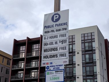 Redmond, WA USA - Mart 2021: Redmond şehir merkezindeki otoparkların düşük açılı görünümü.