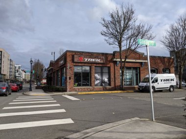 Redmond, WA USA - Mart 2021: Alışveriş merkezindeki bir Trek bisiklet dükkanının sokak manzarası.