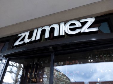 Redmond, WA USA - Mart 2021: Zumiez 'in dış görünüşü ve aksesuar mağazası.