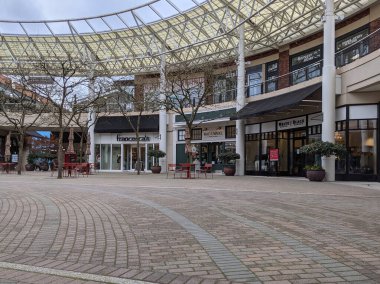 Redmond, WA USA - Mart 2021: Redmond Towncenter şehir merkezinin merkez alışveriş alanı sokak manzarası.