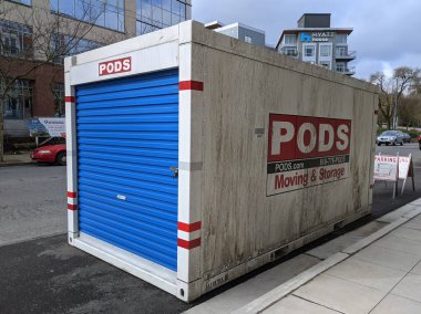 Redmond, WA USA - Mart 2021: Şehir merkezindeki bir apartmanın dışındaki bir PODS konteynırının sokak görüntüsü