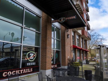 Redmond, WA USA - Mart 2021: Lokantanın dışındaki Zeeks Pizza tabelasının alçak açılı görüntüsü