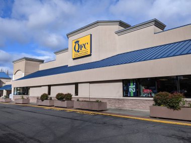 Redmond, WA USA - Mart 2021: Pasifik 'in kuzeybatısındaki bir QFC marketinin sokak manzarası.