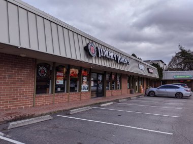 Redmond, WA USA - Mart 2021: Şehir merkezindeki bir alışveriş merkezindeki Jimmy John 'un sandviç dükkanının açılı görünümü.