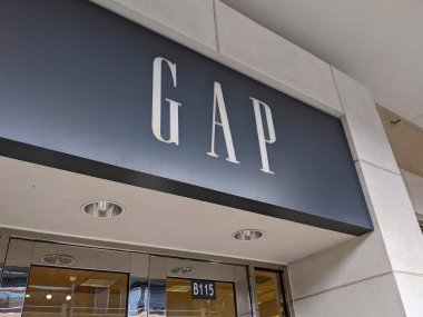 Redmond, WA USA - Mart 2021: Bir açık hava alışveriş merkezindeki Gap perakende giyim mağazasının önü düşük açılı görünüm.