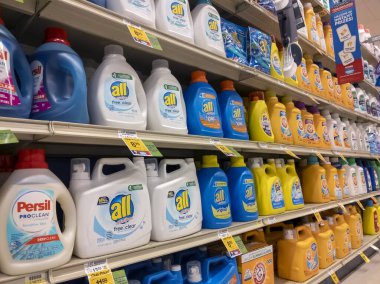 Kirkland, WA USA - Mart 2021: Safeway 'deki bir bakkal dükkanının çamaşır deterjanı koridorunun açılı görünümü.