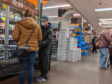 Kenmore, WA USA - Mart 2021: Bir QFC marketinde altı paket birayı karıştırıp eşleştiren bir çiftin görüntüsü.