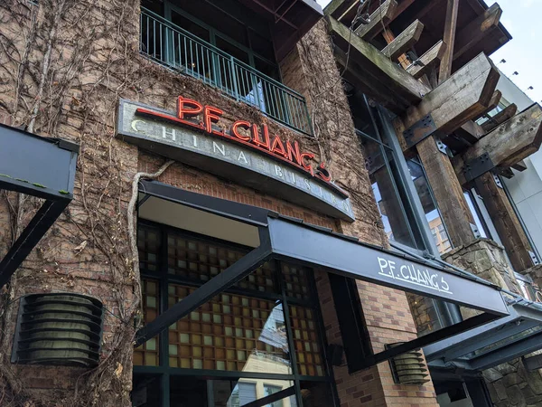 Redmond, WA USA - Mart 2021: Düşük açılı P.F. Chang 's China Bistro girişi Bellevue şehir merkezinde..