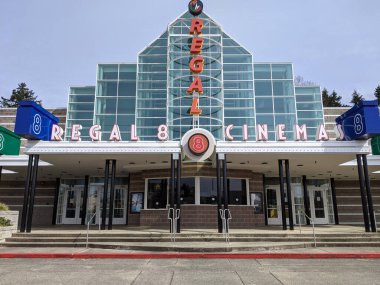 Redmond, WA USA - Nisan 2021: Redmond alışveriş merkezinde Regal Cinema 8 'in sokak manzarası.