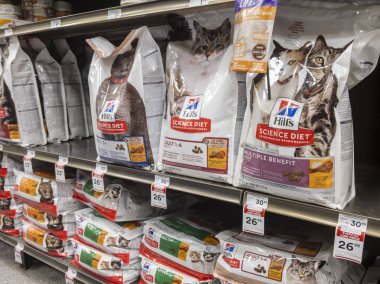 Kirkland, WA USA - Nisan 2021: Petco 'daki bir evcil hayvan tedarik dükkanında Bilim Diyeti kedi mamasıyla dolu rafların açılı görünümü.