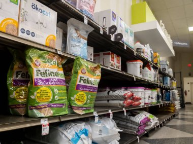 Kirkland, WA USA - Nisan 2021: Petco 'daki bir evcil hayvan dükkanındaki kedi kumu koridorunun görüntüsü.
