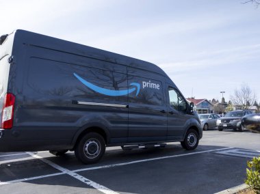 Woodinville, WA USA - Nisan 2021: Bir marketin otoparkında park etmiş büyük bir Amazon Prime teslimat minibüsünün görüntüsü,.