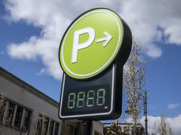 Şehir merkezindeki bir alışveriş merkezinde park yeri için yeşil yeşil yeşil bir park yeri.