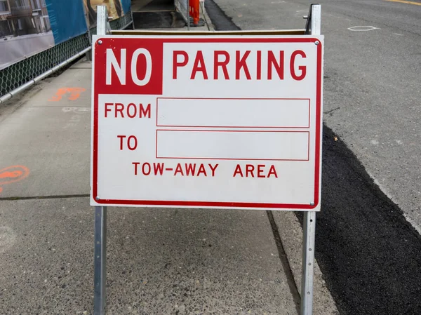 市中心区禁止停车标牌的视图 没有列出时间表 — 图库照片