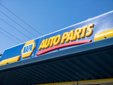 Snohomish, WA USA - Nisan 2021: Parlak güneşli bir günde düşük açılı bir Napa Otomobil Parça Merkezi.