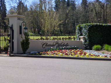 Woodinville, WA USA - Nisan 2021: Parlak, güneşli bir bahar gününde, St. Michelle Şatosu 'nun şarap fabrikasının girişine bakınız..