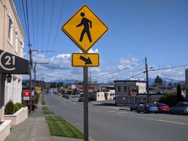 Snohomish, WA USA - Nisan 2021: Snohomish 'in ana caddesinin tarihi sokak manzarası, arka planda dağlar